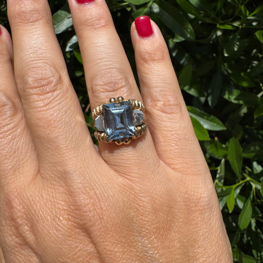 18K gold ring set with Aquamarine