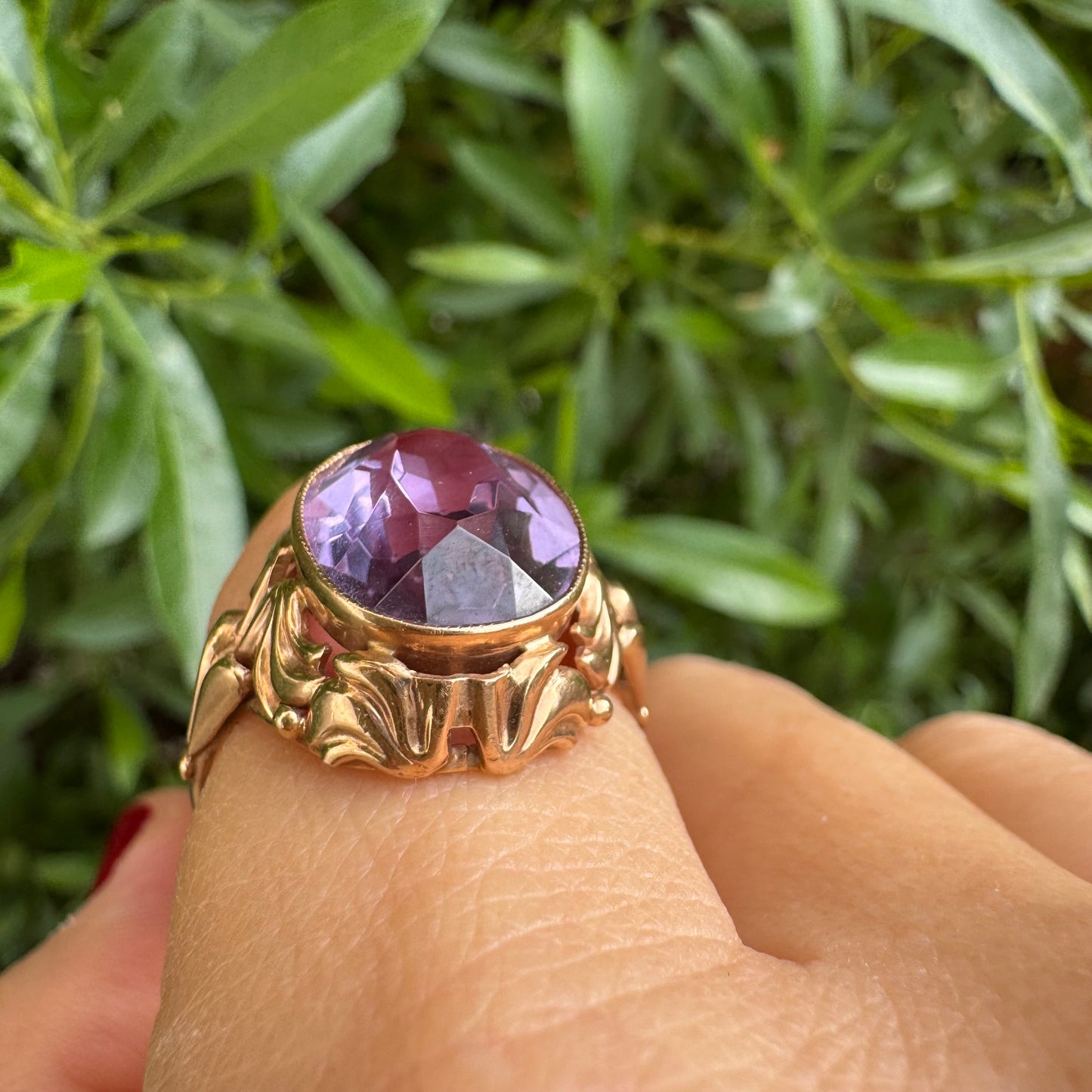 טבעת זהב אדום 14 קראט משובצת אמטיסט בגוון סגול עמוק .