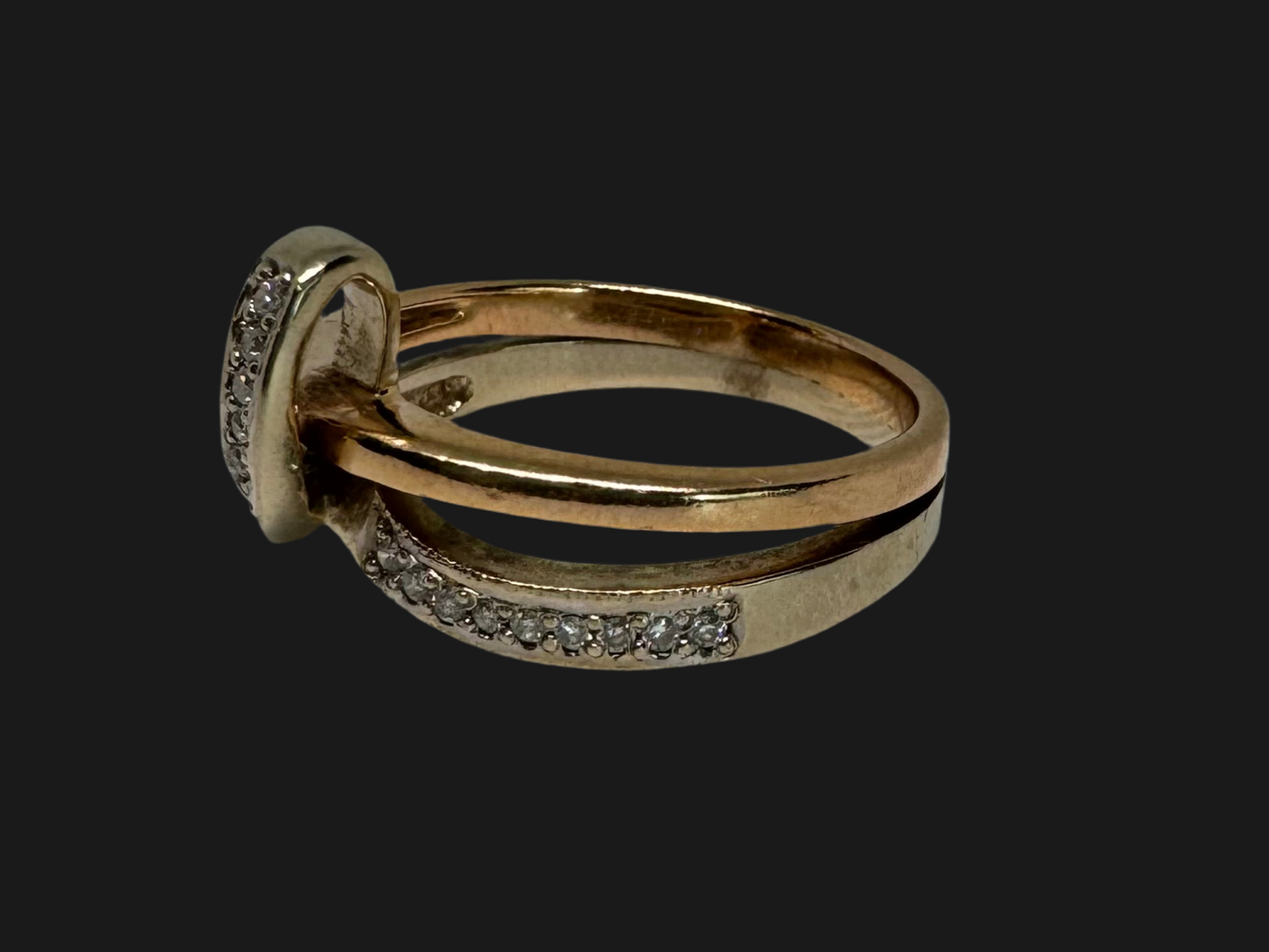 18K gold ring set with Diamonds