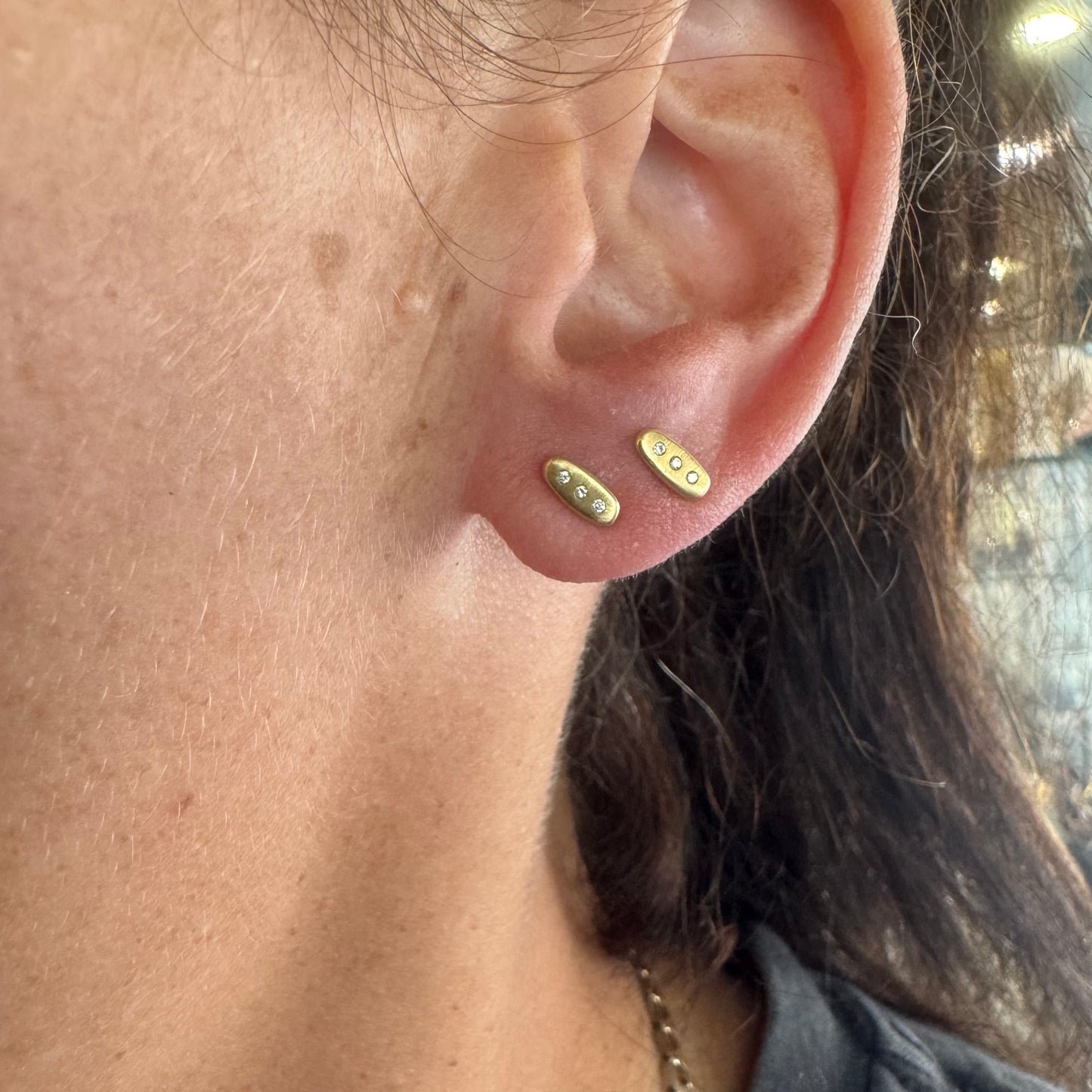 18K gold stud earrings set with 3 Diamonds