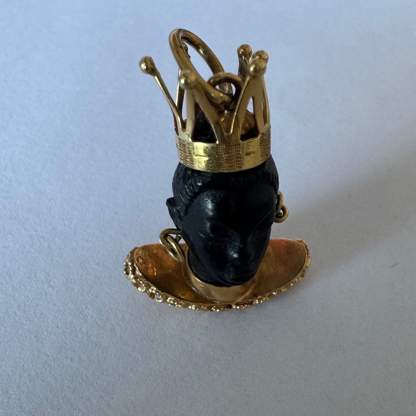 תליון זהב 18 קראט נדיר ומרהיב בסגנון ה"מורטו" (Moretto) המסורתי, המשלב עבודת גילוף ידנית עם צורפות עילית. 