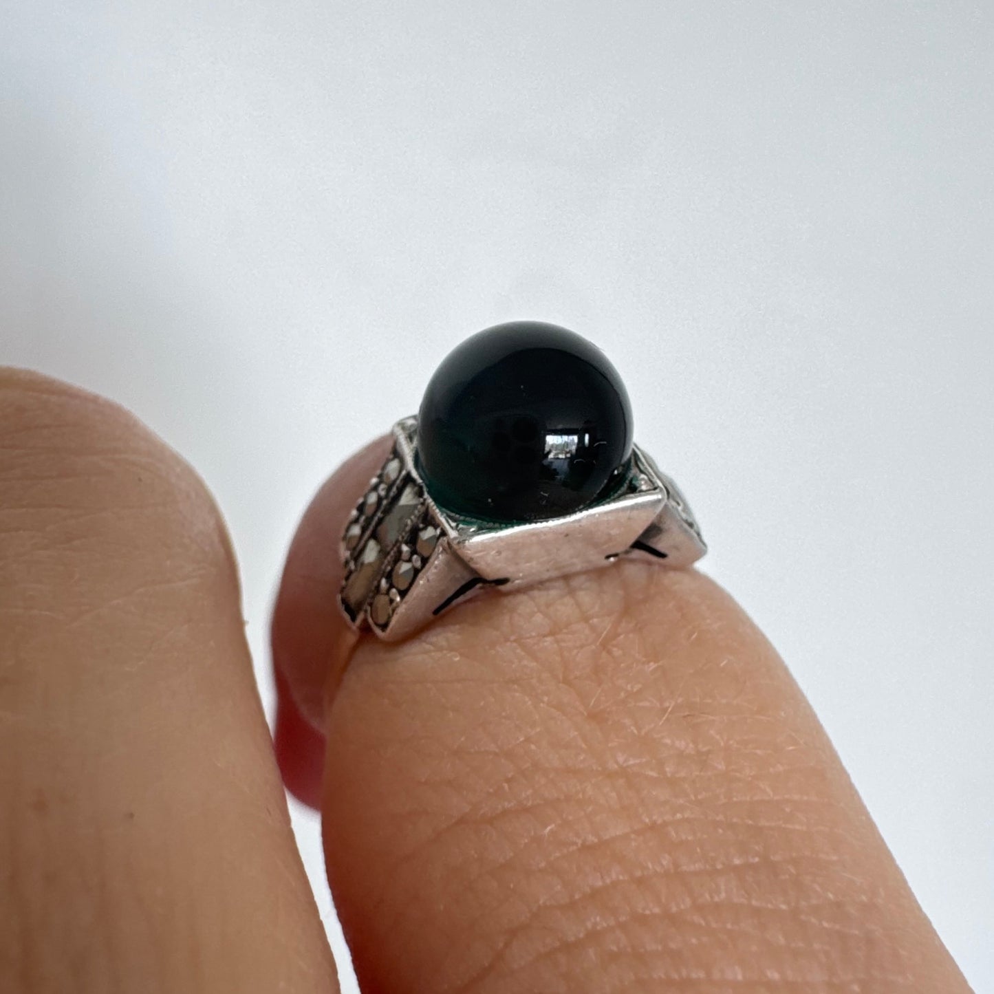 9K gold ring set with a deep green stone