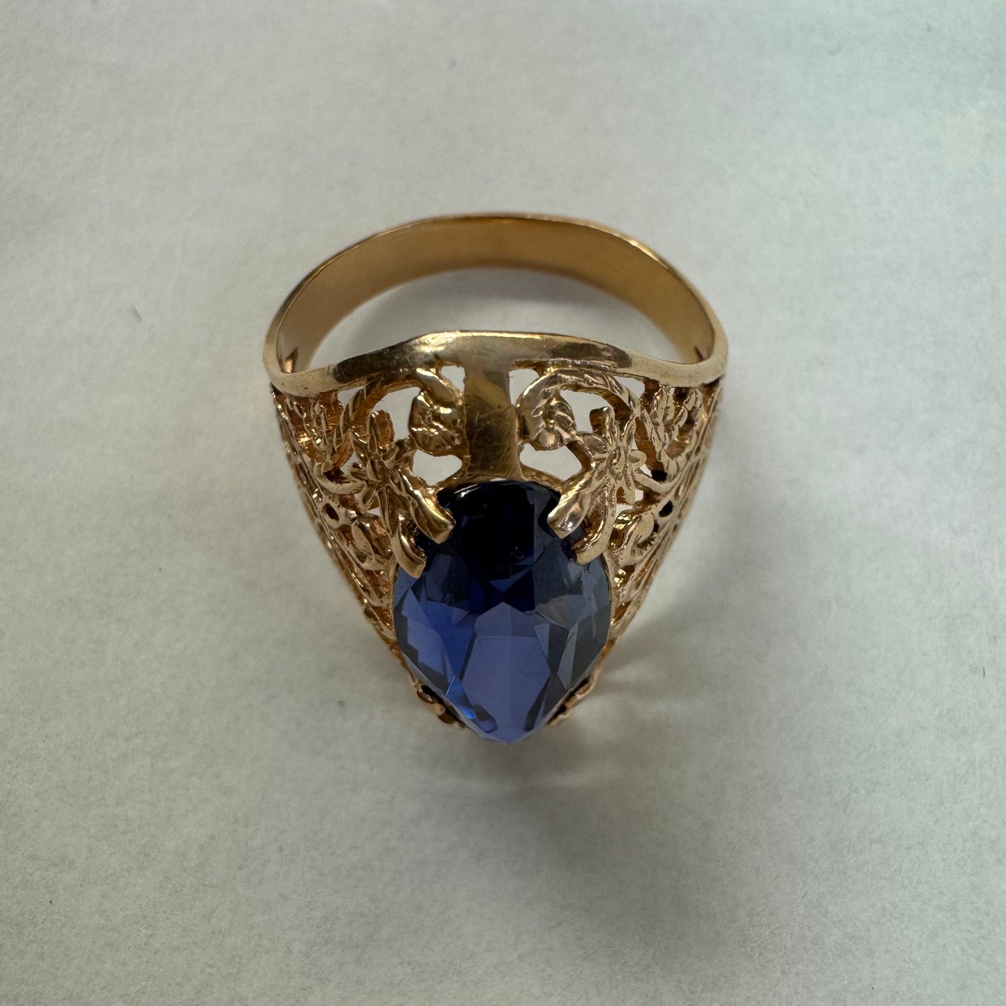 טבעת זהב 14 קראט משובצת אבן טנזנייט גדולה בחיתוך אליפסה, בעיצוב תחרה מרהיב