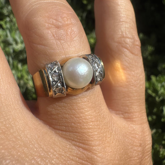 18K gold ring set with a central round Pearl & Diamonds.