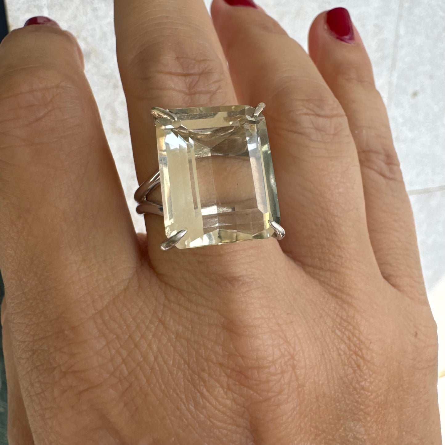 טבעת זהב לבן 18 קראט בעיצוב אלגנטי של H. Stern, משובצת אבן קוורץ גדולה בחיתוך מלבני .