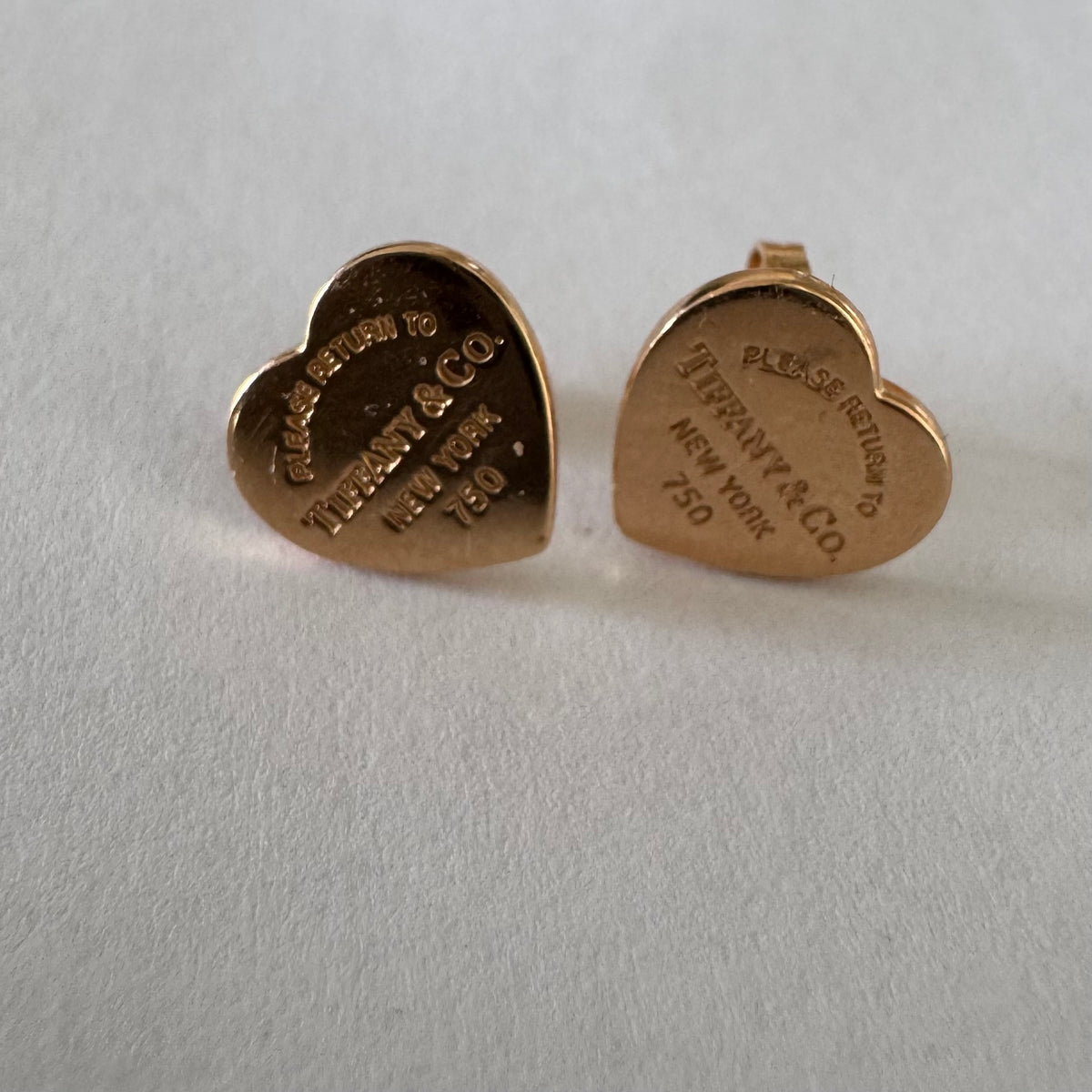 עגילים צמודים של Tiffany &amp; Co. עשויים זהב 18 קראט (750), בעיצוב לב אייקוני עם חריטת “Please Return to Tiffany & Co. New York”. 
