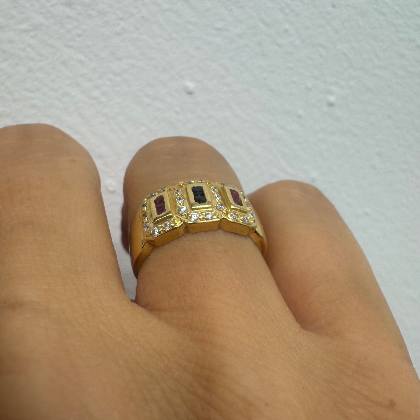 18K gold ring set with Rubies Sapphires, framed by sparkling Diamonds