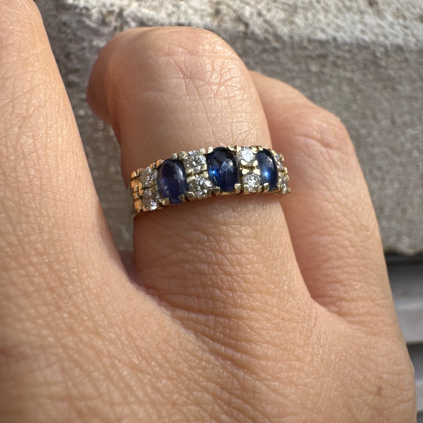 טבעת זהב צהוב 14 קראט משובצת אבני ספיר ויהלומים בשורה אחת