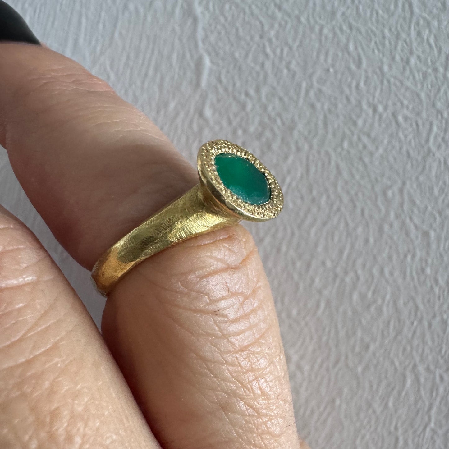 טבעת זהב צהוב 18 קראט משובצת אבן כריסופרס בגוון ירוק עמוק ומהפנט.