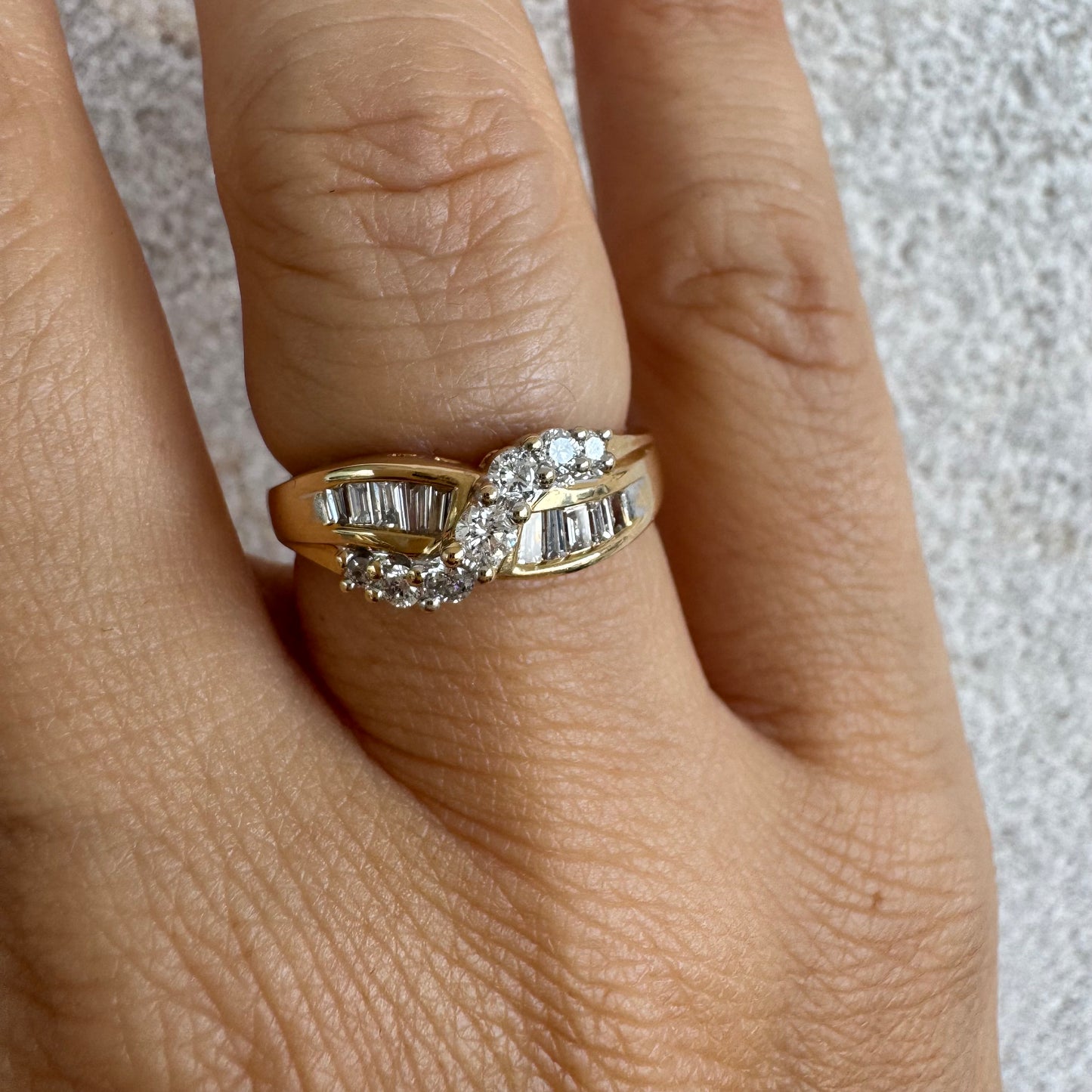 טבעת זהב צהוב 14 קראט משובצת יהלומים בחיתוך באגט ועיגול.