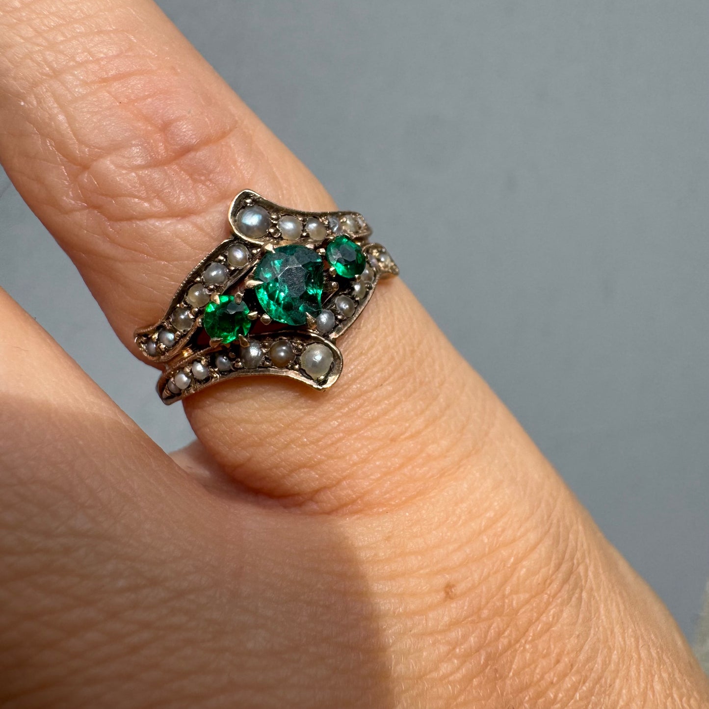 טבעת זהב 10 קראט משובצת אמרלדים ופנינים טבעיות. 
