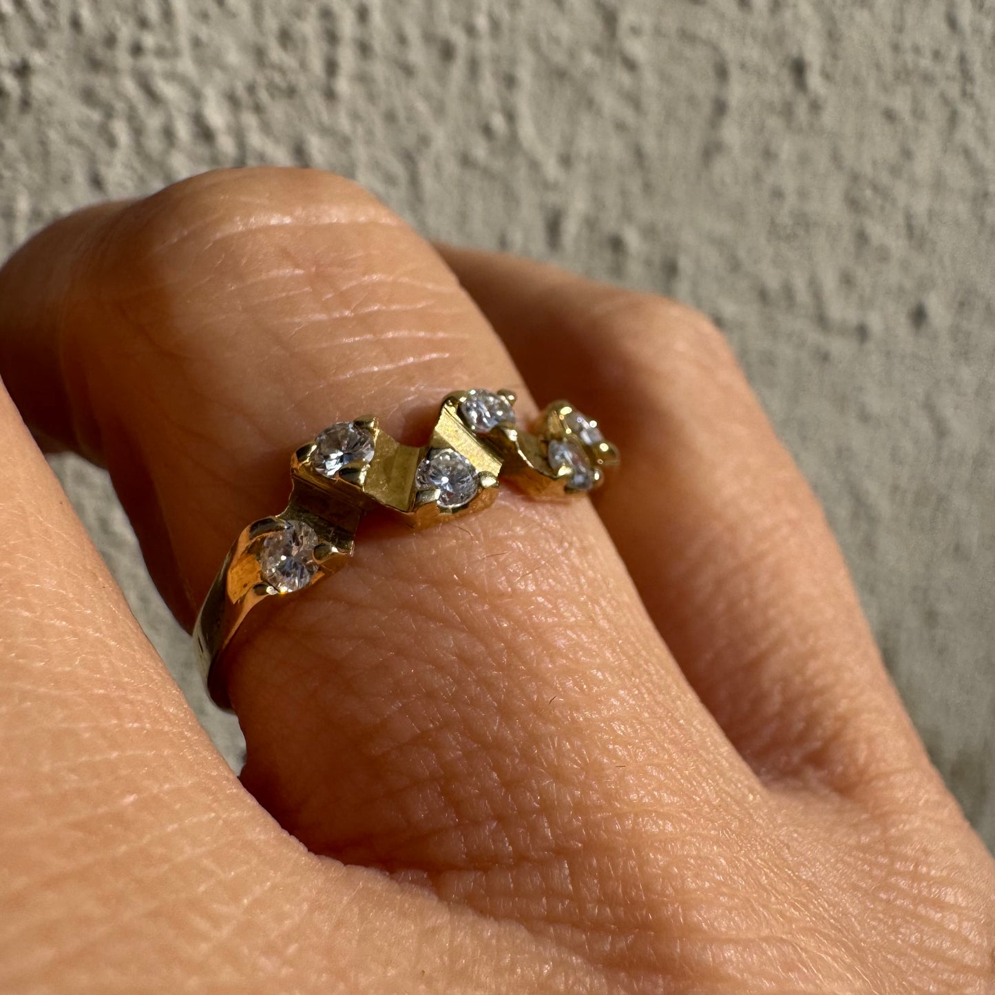 טבעת זהב 14 קראט בעיצוב זיגזג, משובצת יהלומים נוצצים. תכשיט וינטג’ עדין עם טאץ’ גאומטרי ייחודי.