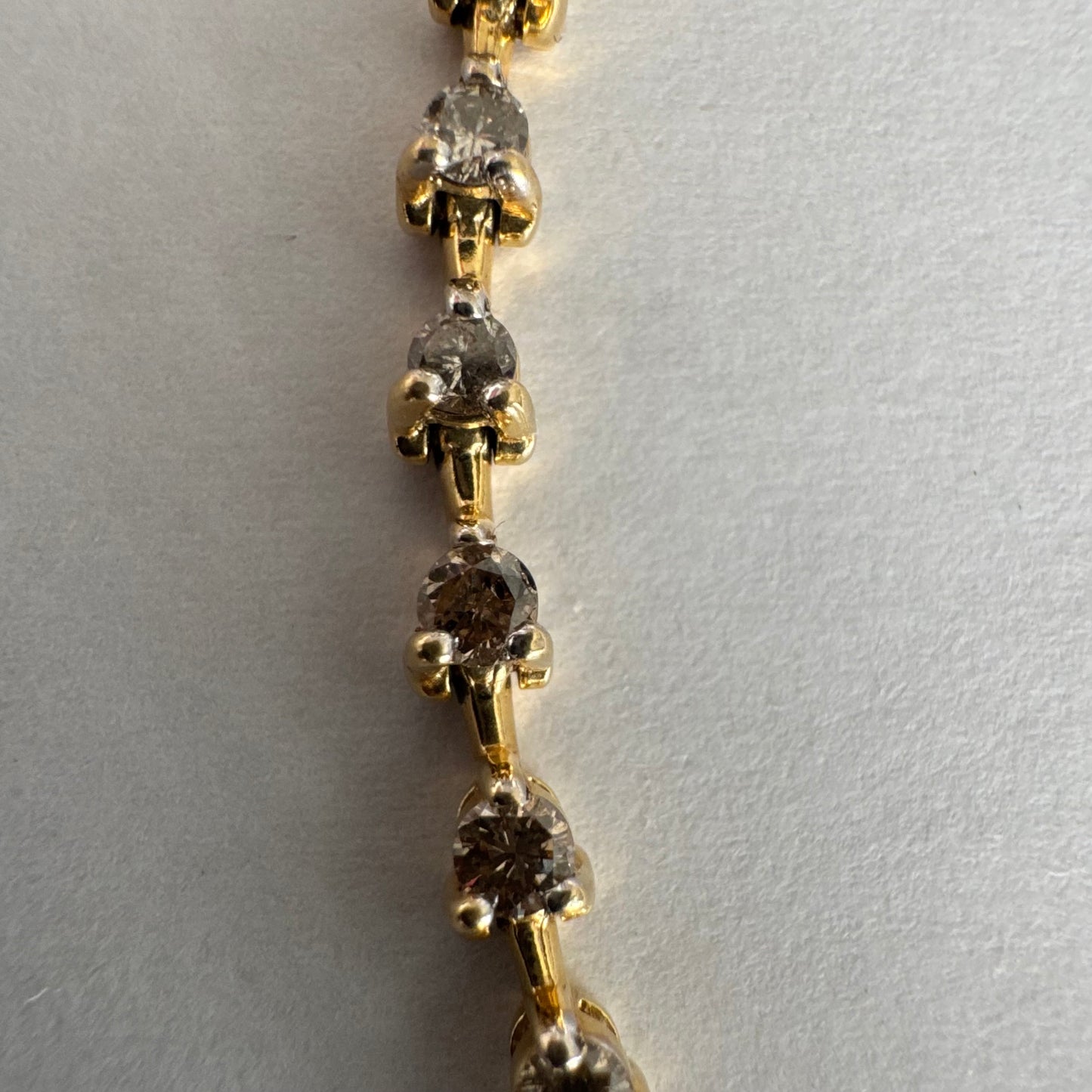 צמיד טניס מזהב צהוב 14 קראט משובץ שורת יהלומים, היוצרים ברק רציף ומראה נקי ועל-זמני.