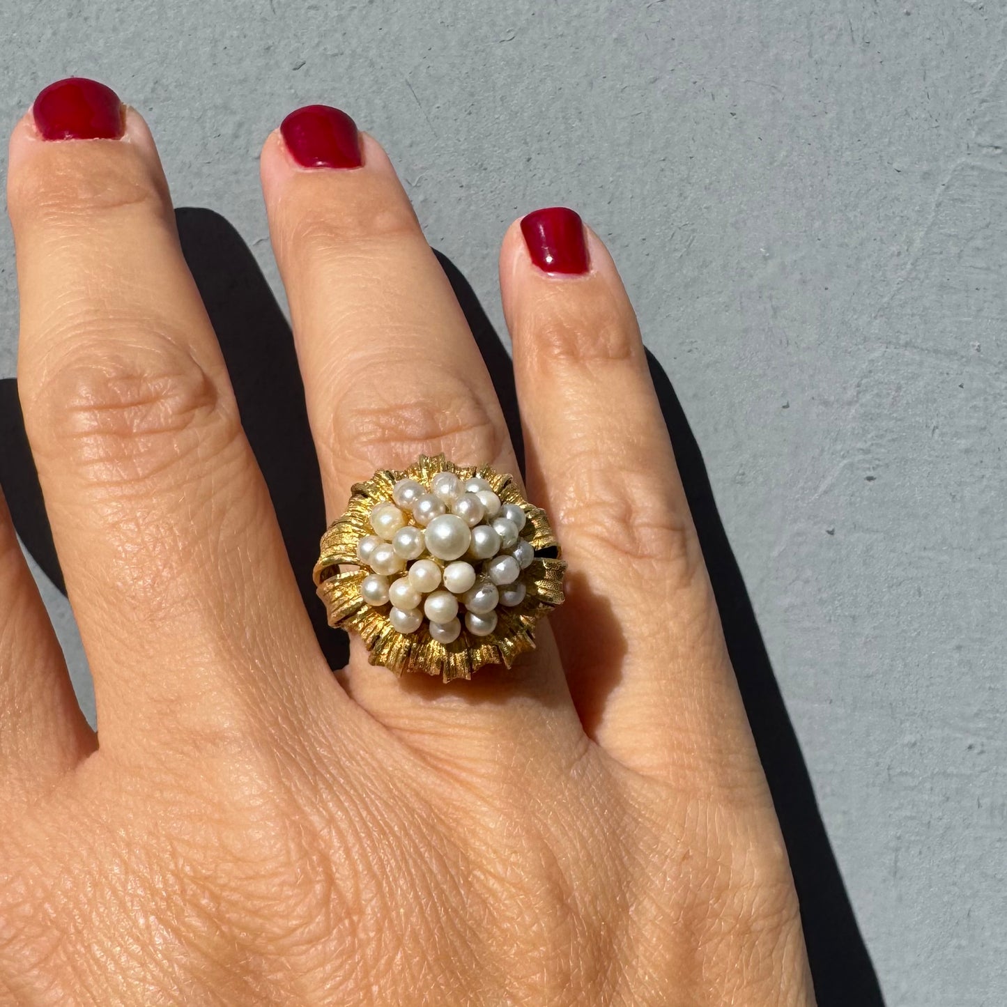 טבעת זהב צהוב 18 קראט, משובצת אשכול פנינים עדינות בעבודת יד מרשימה.