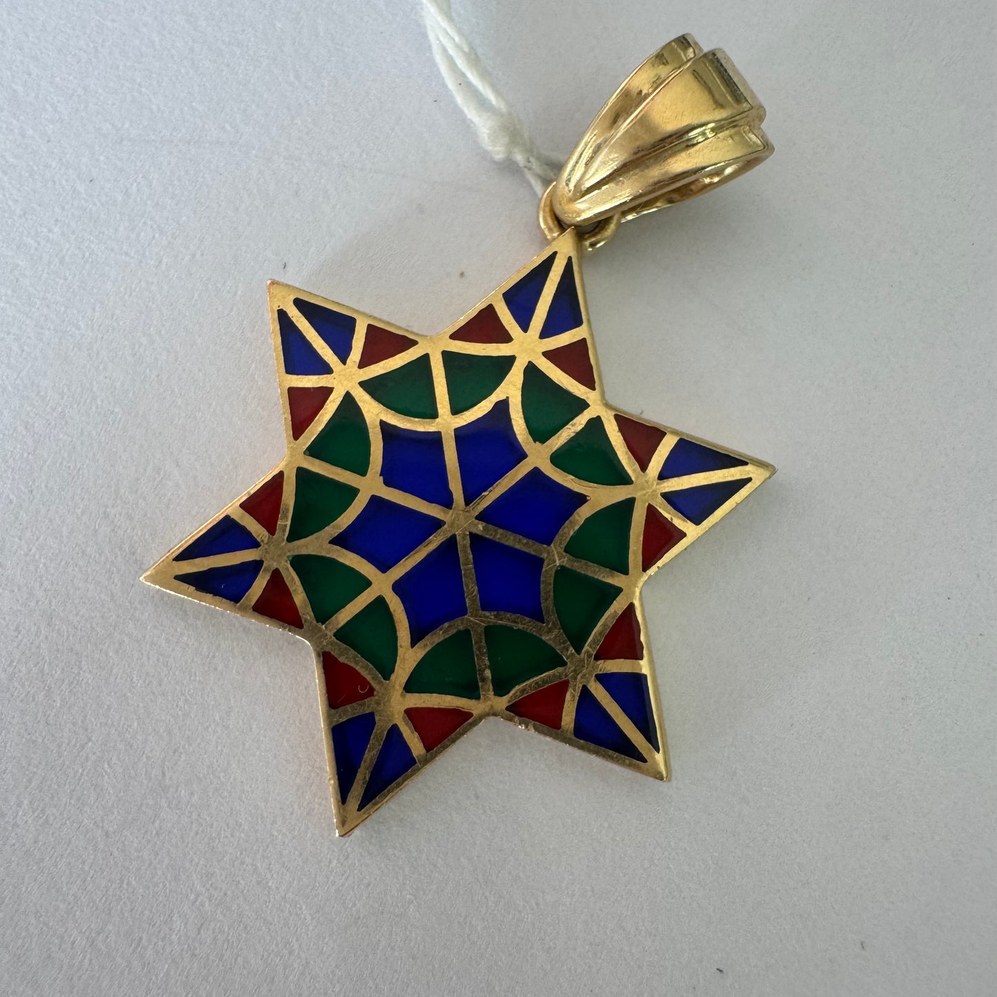 תליון מגן דוד מרהיב מזהב 14 קראט המעוצב בדוגמה גיאומטרית מרשימה בהשראת אמנות פסיפס ויטראז’.