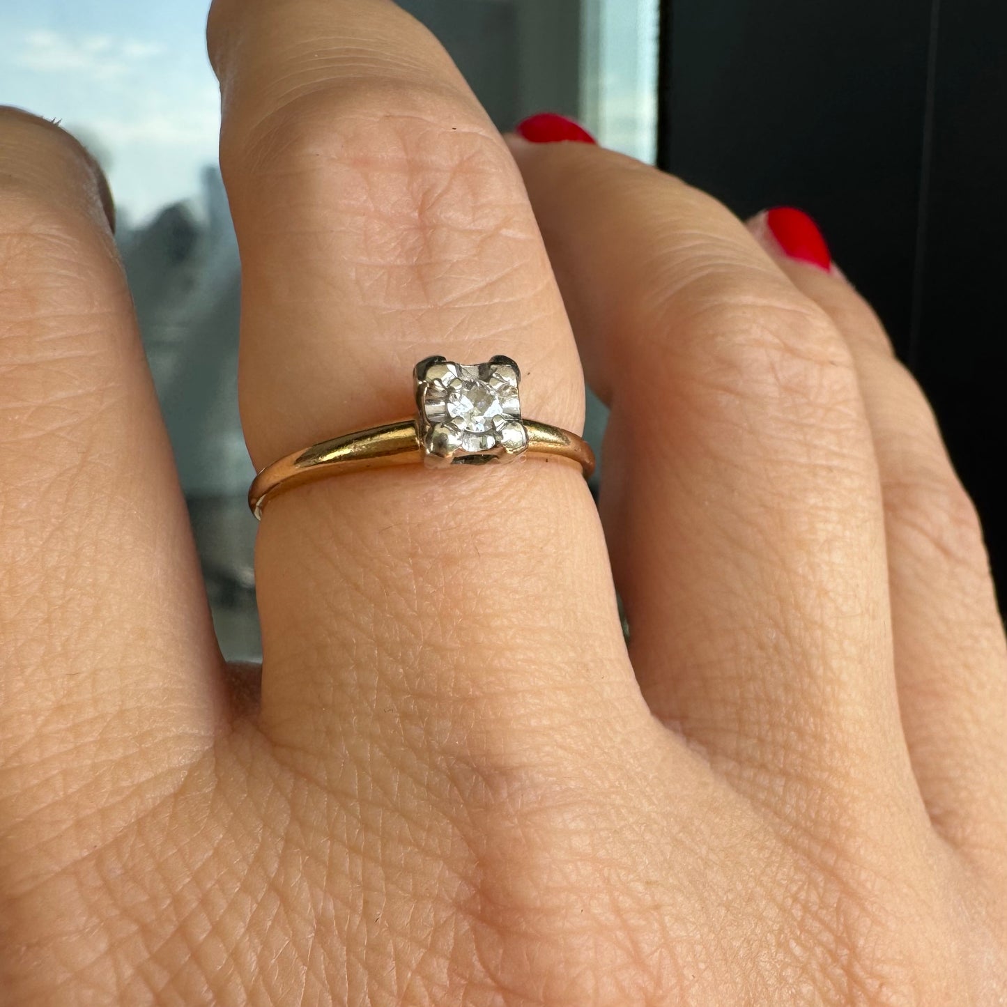 טבעת זהב צהוב 14 קראט סוליטר קלאסית משובצת יהלום עדין בארבע שיניים מזהב לבן.