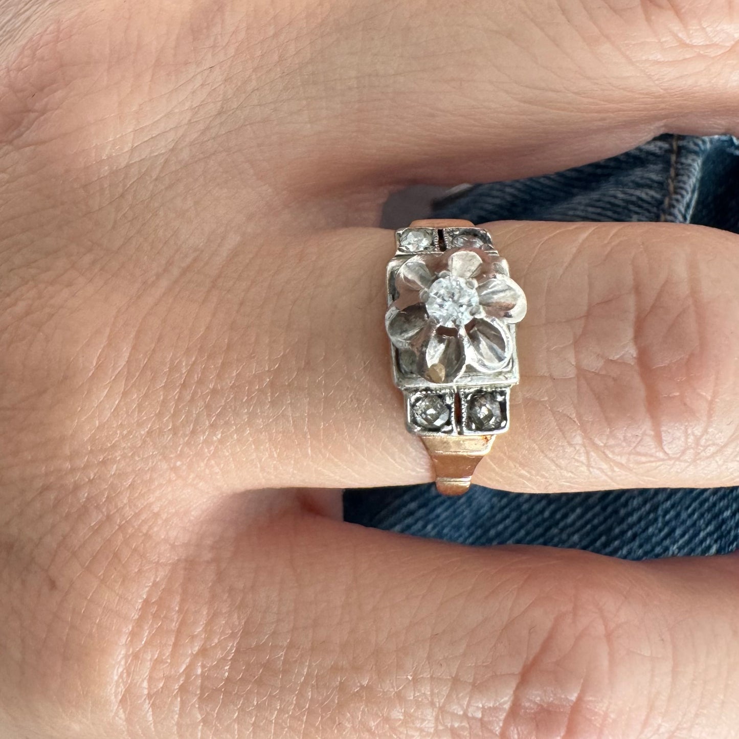 טבעת זהב 14 קראט משובצת יהלומים, בעיצוב פרח פתוח במרכז שמעניק לה מראה מיוחד ורומנטי. 