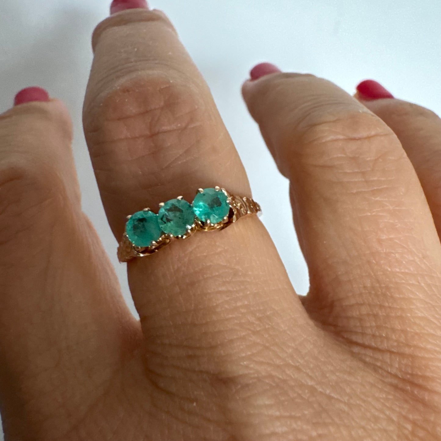 טבעת זהב 9 קראט המשובצת שלוש אבני אמרלד.