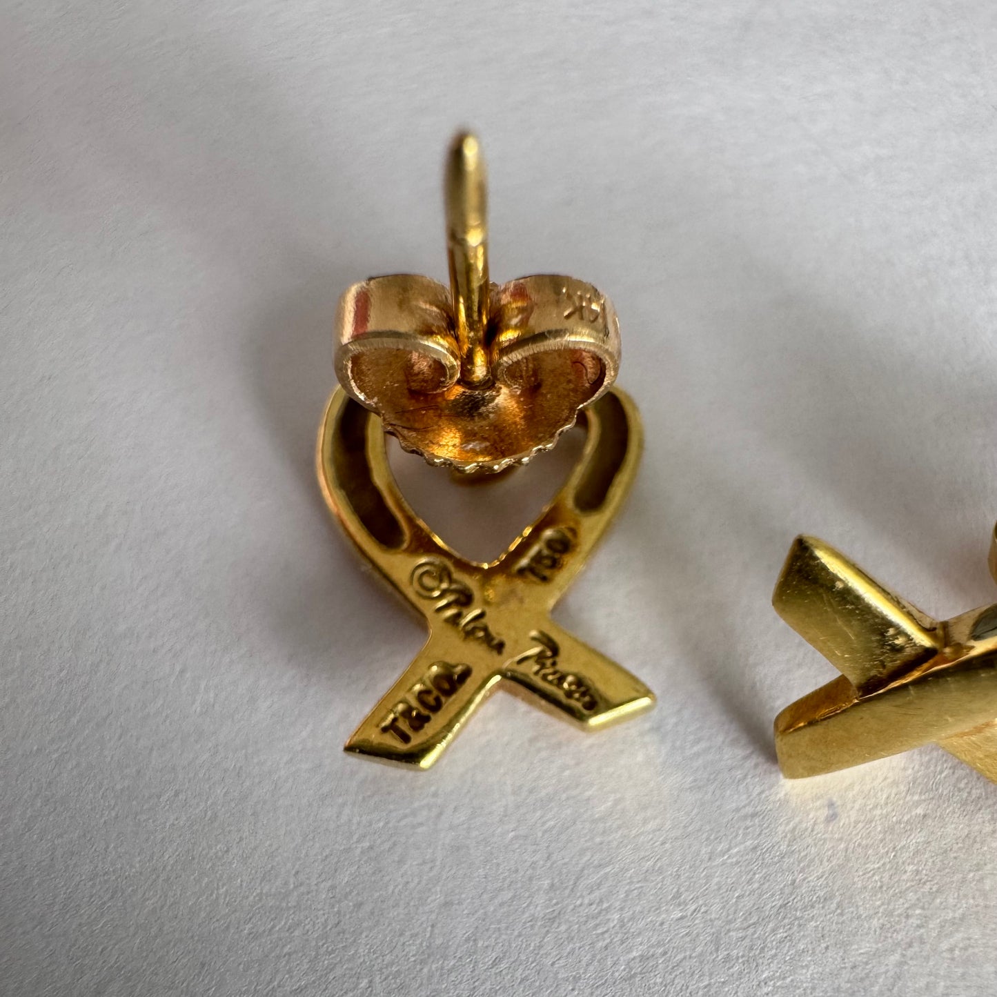 עגילי זהב צהוב 18 קראט, בעיצובה של Paloma Picasso עבור טיפאני אנד קו.