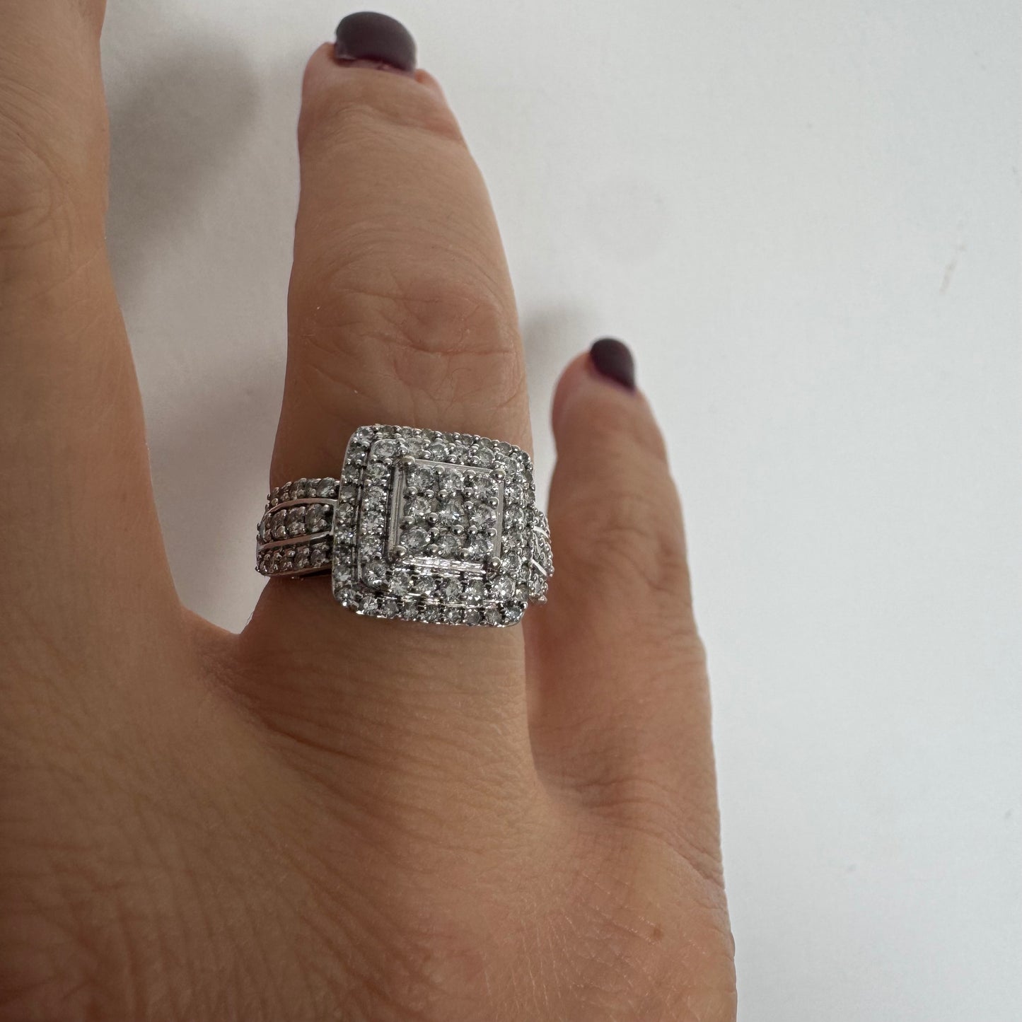 טבעת זהב לבן 10 קראט משובצת יהלומים בעיצוב מרובע עוצמתי.