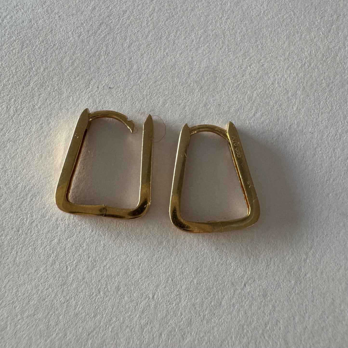 עגילי זהב צהוב 14 קראט בעיצוב גיאומטרי נקי ומודרני.