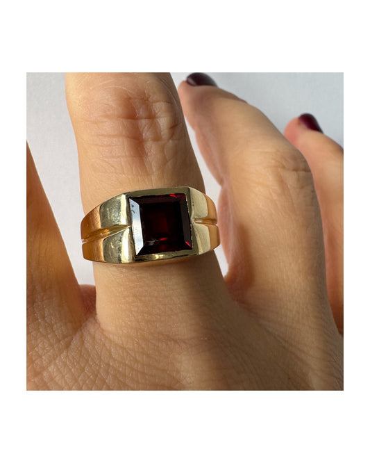 טבעת זהב צהוב 14 קראט משובצת אבן אדומה בחיתוך ריבועי 