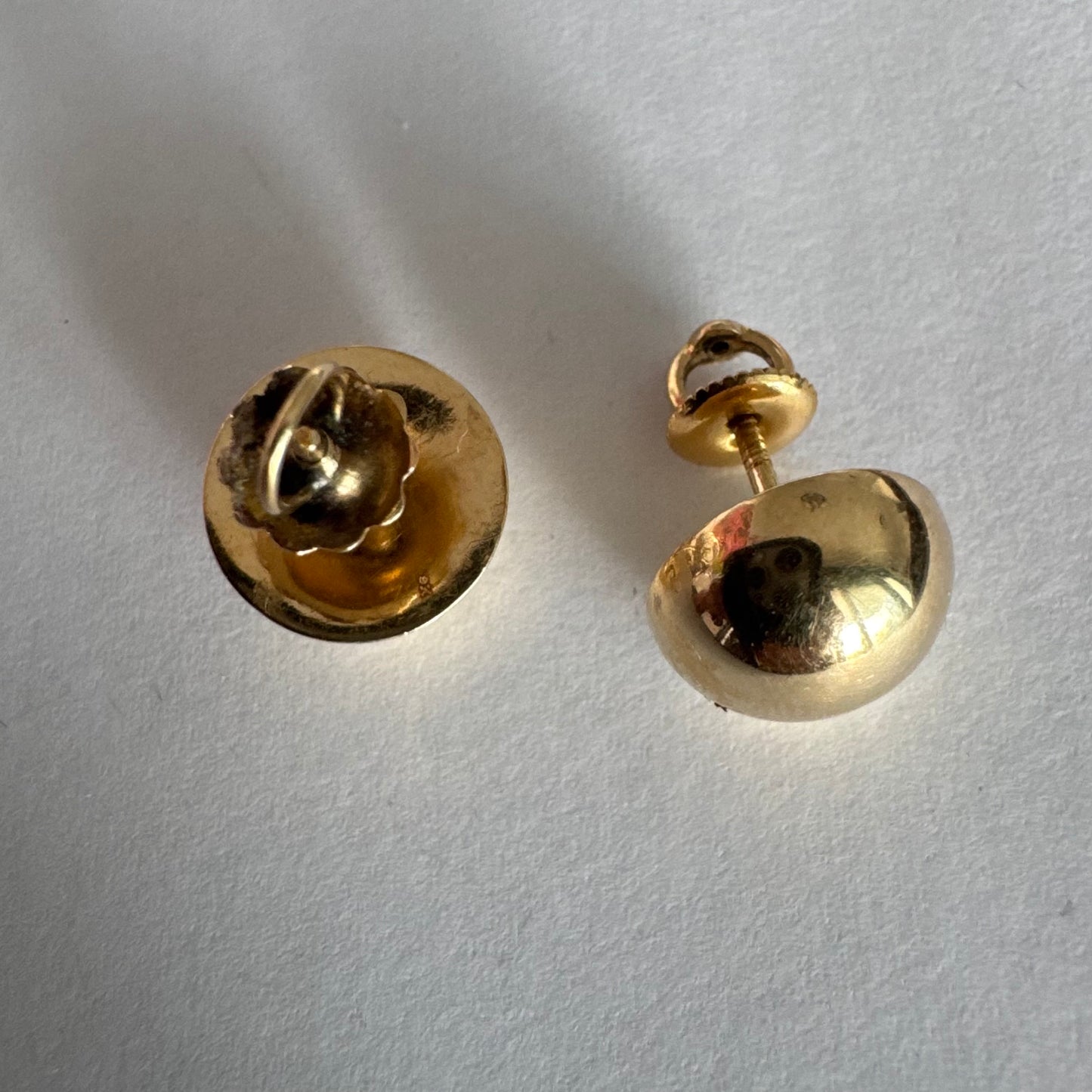 עגילי זהב צהוב 10 קראט צמודים לאוזן בעיצוב כדורי קלאסי.