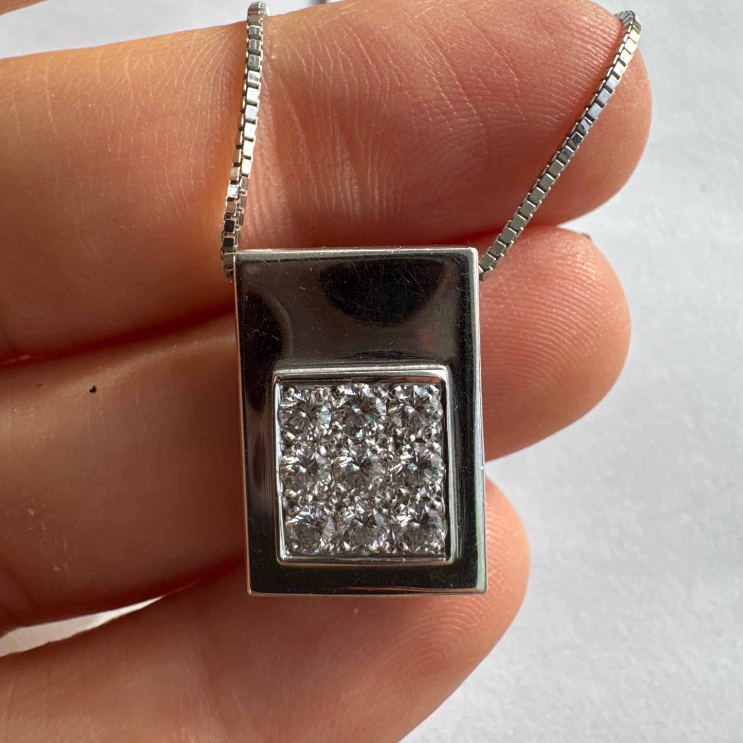 תליון זהב לבן 18 קראט משובץ יהלומים בחיתוך עגול, בשיבוץ צפוף ומדויק היוצר מראה אלגנטי ונקי. 