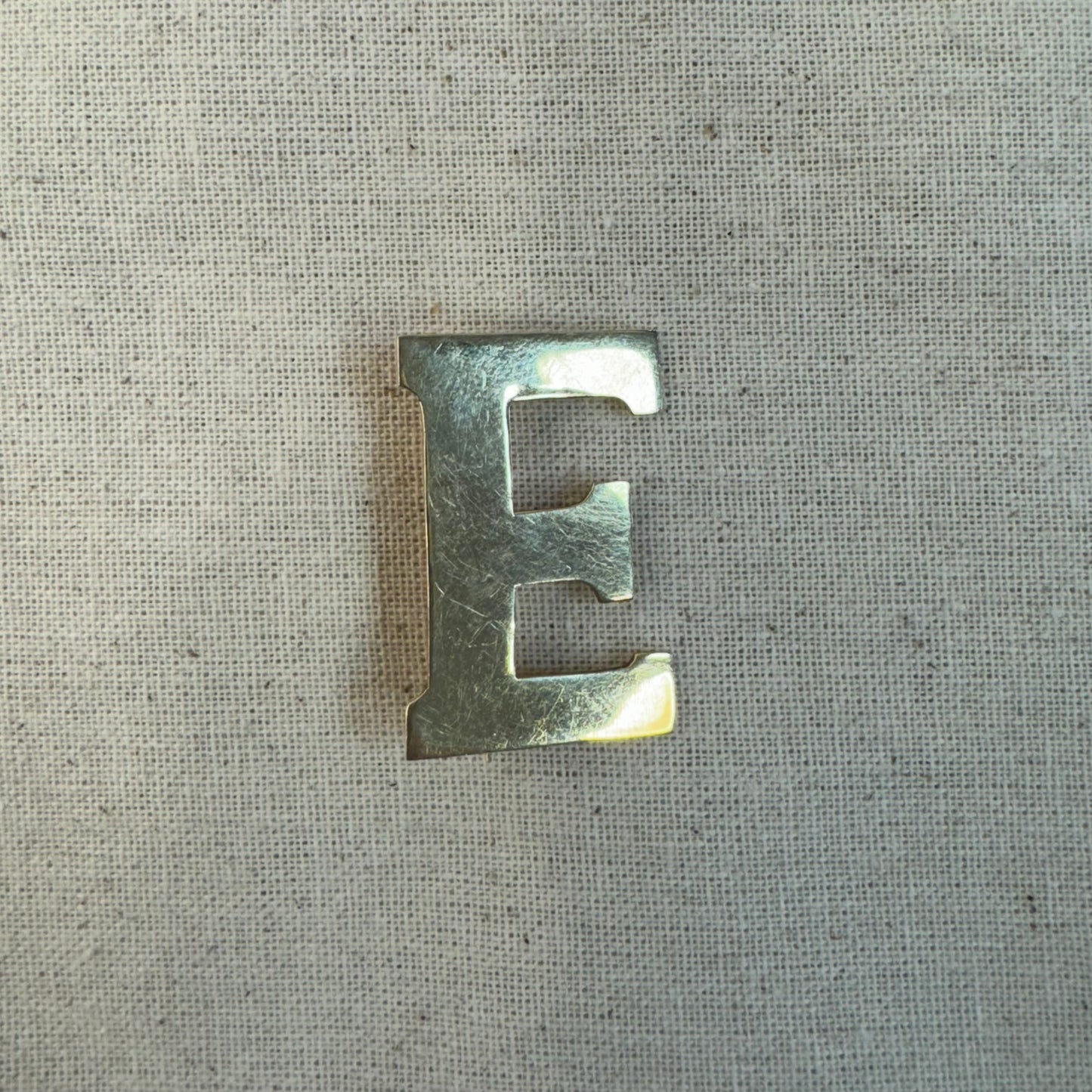 14K gold “E” letter brooch