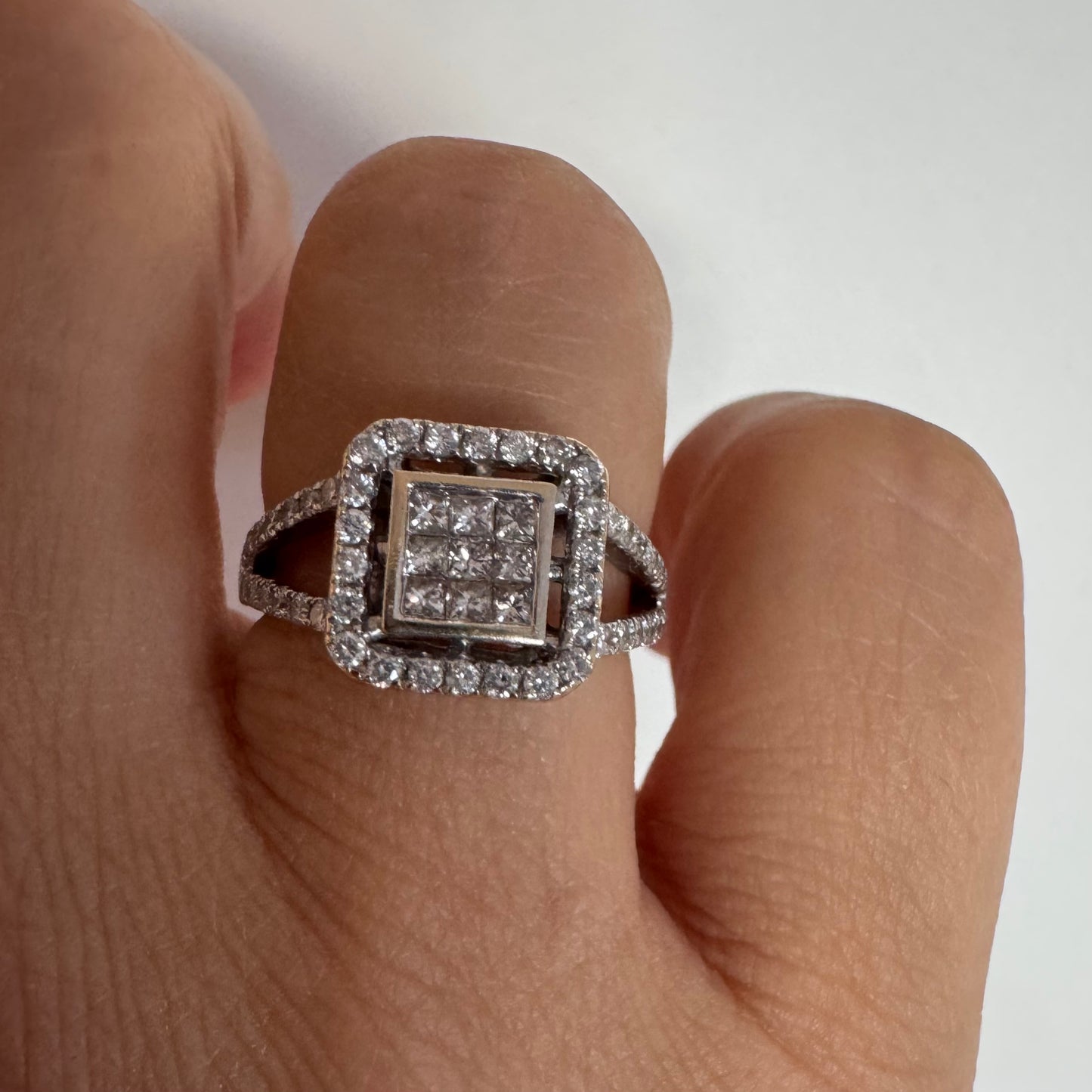 18K gold ring set with Diamonds in various cuts
