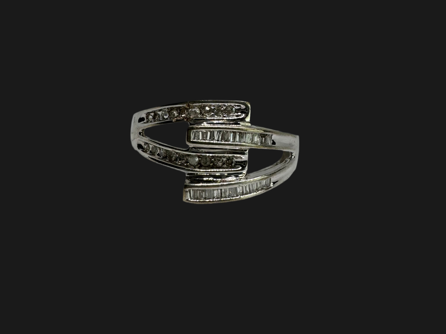 14K gold ring set with Diamonds