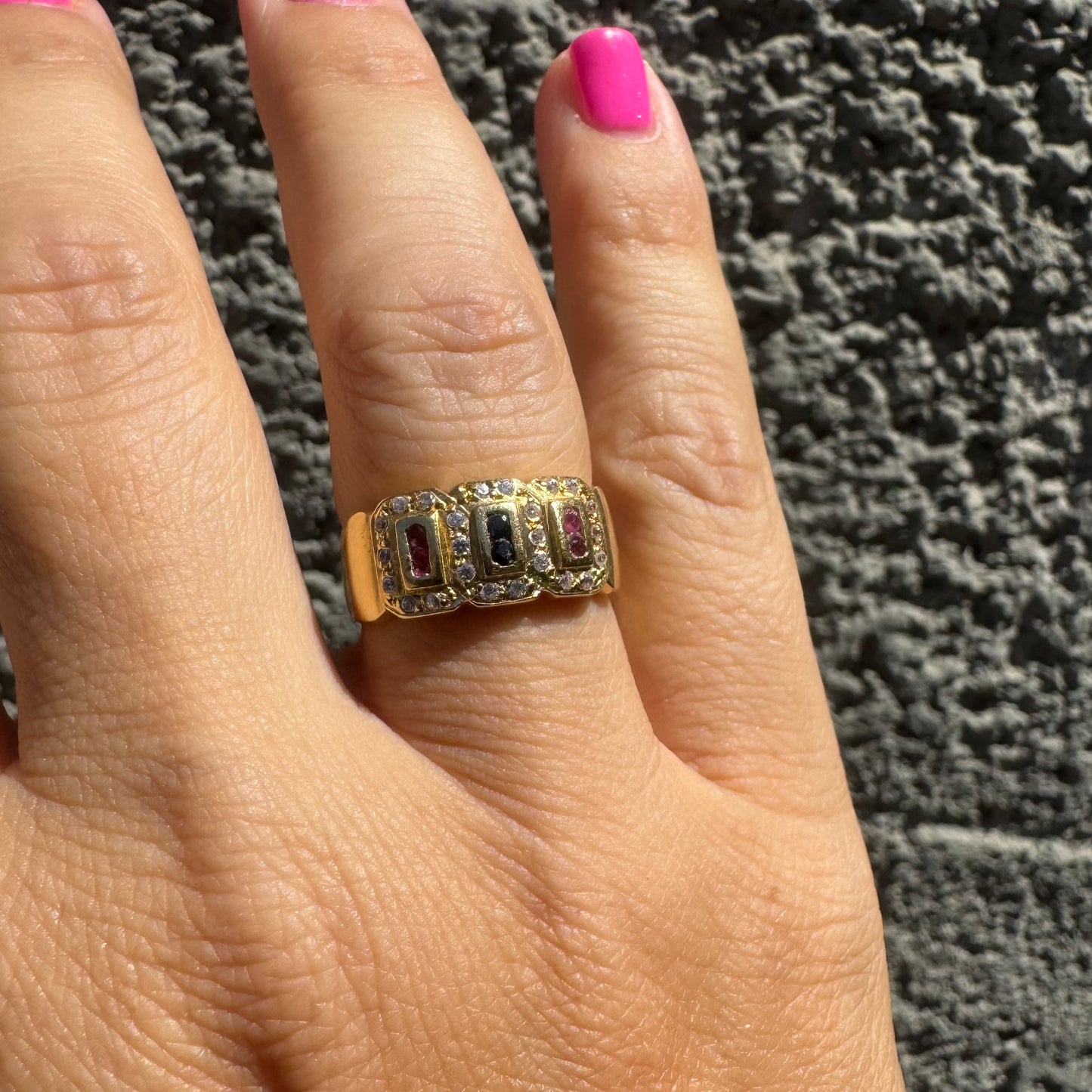 18K gold ring set with Rubies Sapphires, framed by sparkling Diamonds