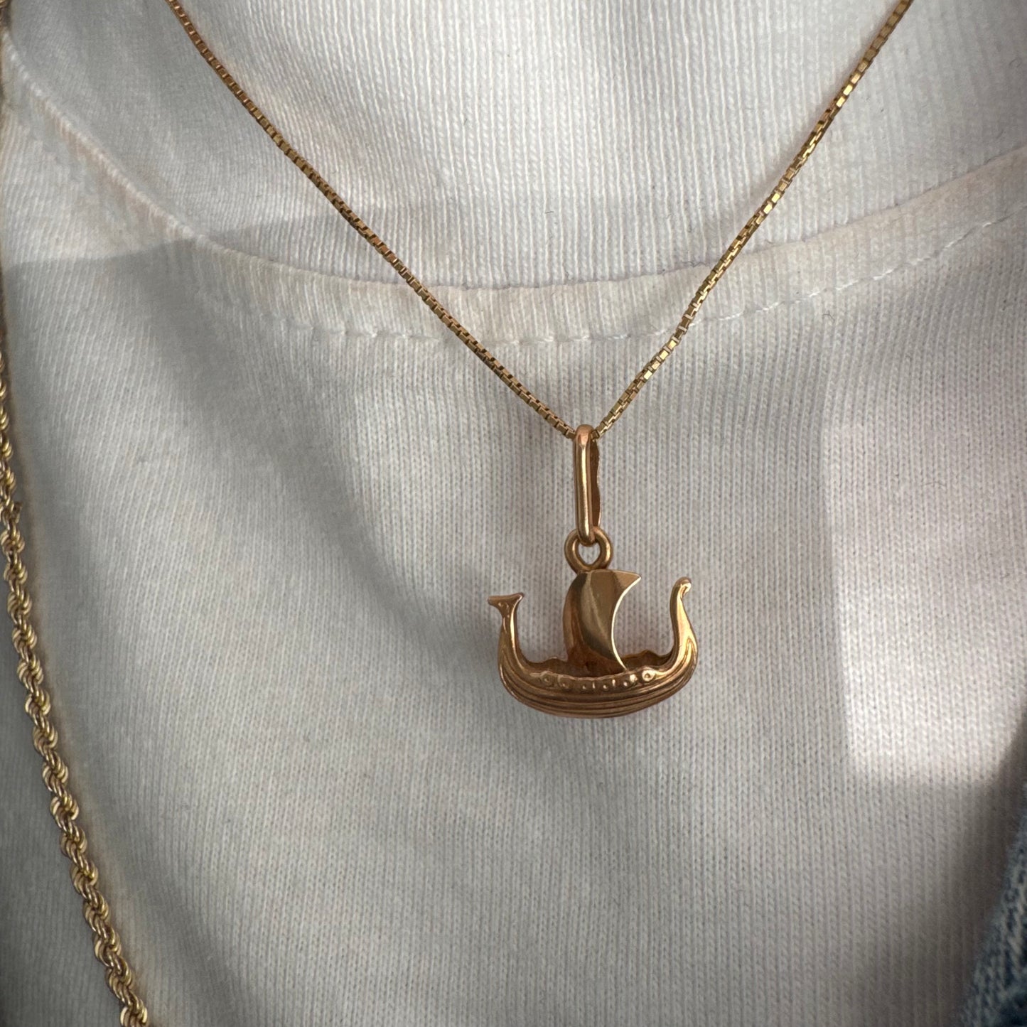 שרשרת ותליון ספינה מזהב 14 קראט.