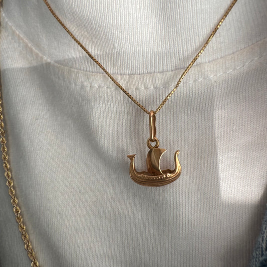 שרשרת ותליון ספינה מזהב 14 קראט.