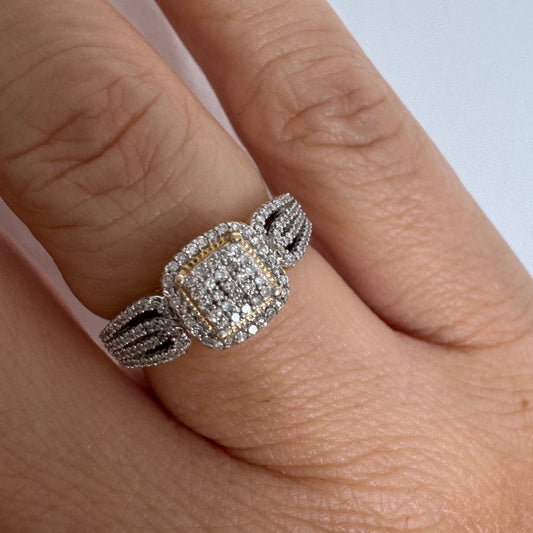 טבעת זהב 14 קראט בעיצוב עדין, משובצת יהלומים קטנים בעבודת פאווה שמעניקה ברק צפוף ומרשים. 