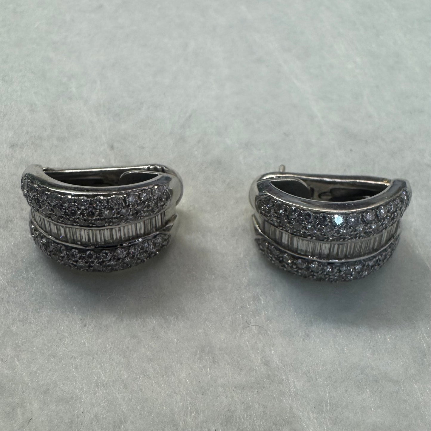 18K gold earrings set with baguette and pavé Diamonds.