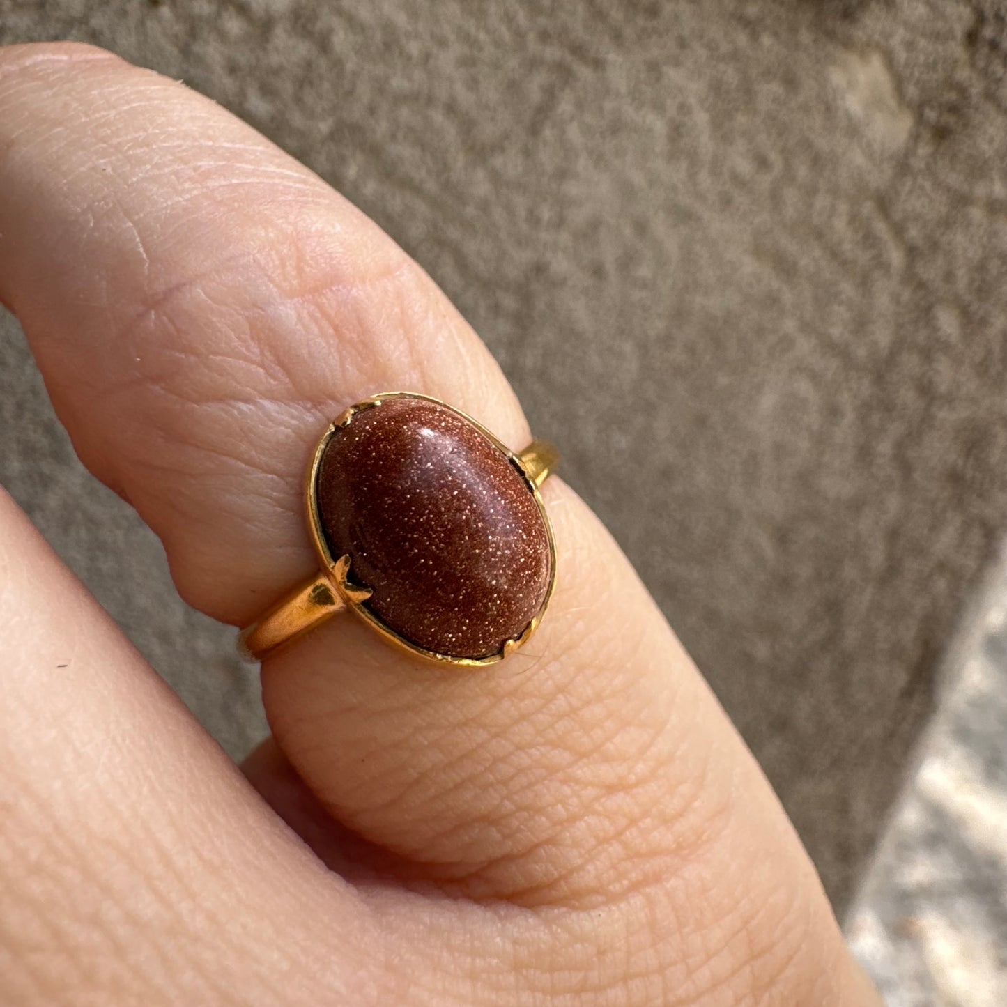 טבעת זהב צהוב 18 קראט משובצת אבן גולדסטון נוצצת.