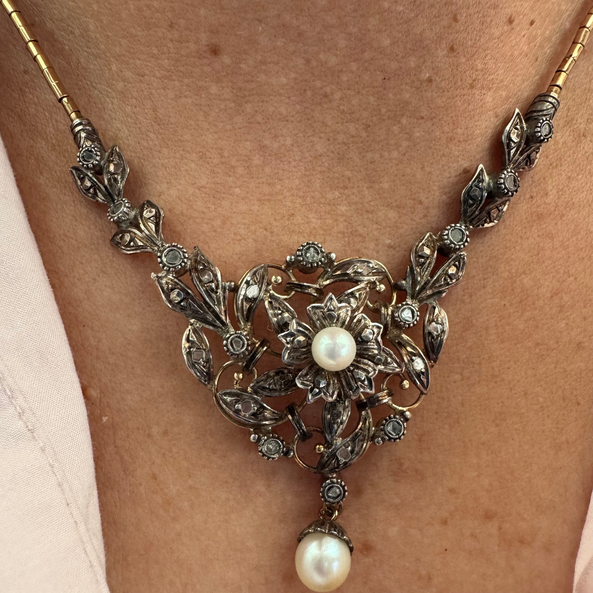 14K Gold Necklace with Pearls
Floral design & Diamonds with delicate details and a magnetic clasp.