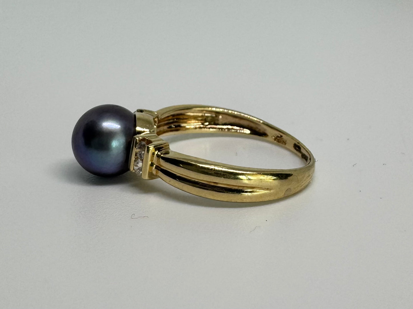 14K gold ring set with Black Pearl & Diamonds