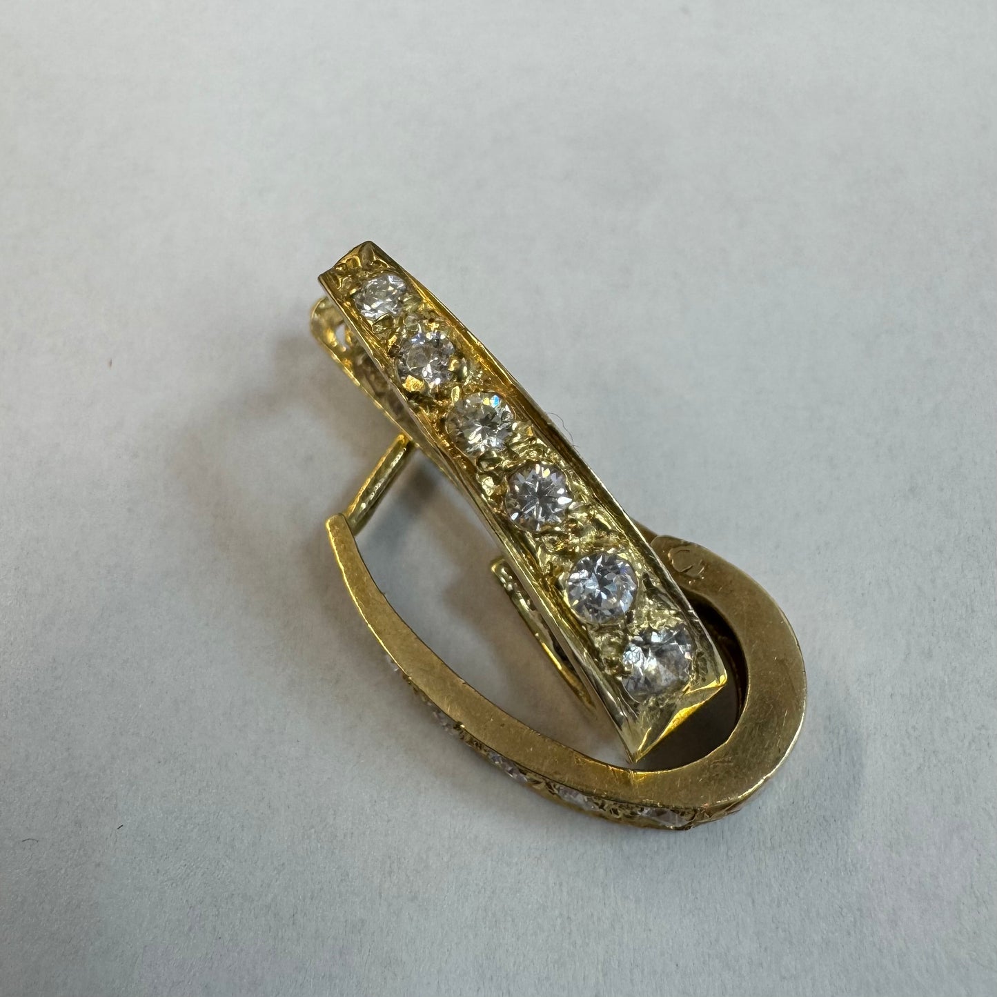 עגיל זהב צהוב 14 קראט בעיצוב אלגנטי ומודרני, משובץ שורת אבני חן שקופות שמעניקות ברק עדין ומדויק.