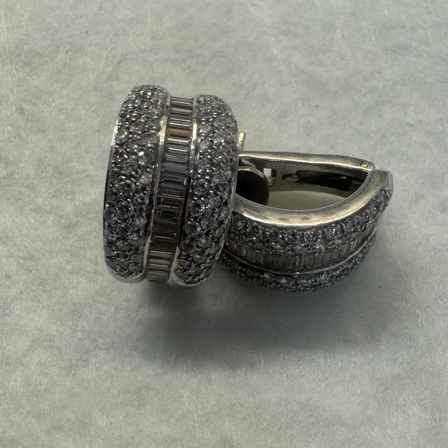 18K gold earrings set with baguette and pavé Diamonds.