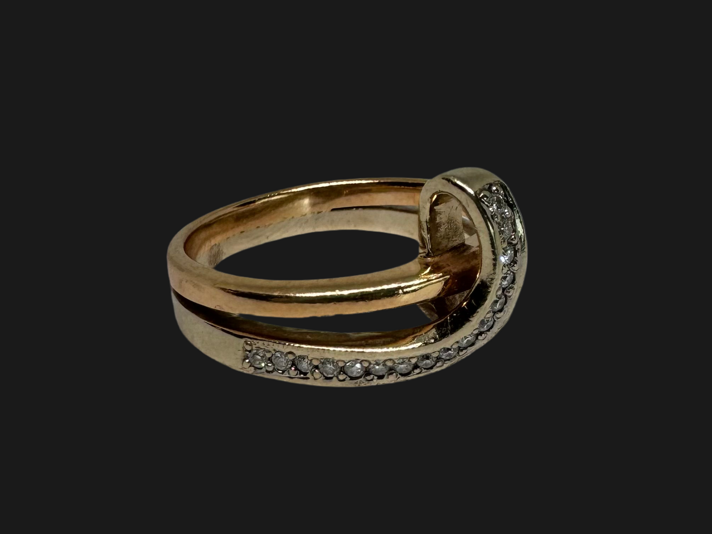 18K gold ring set with Diamonds