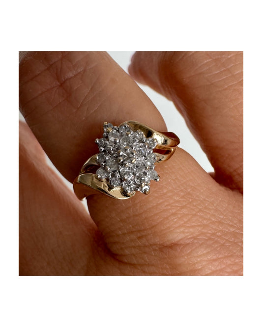 טבעת זהב צהוב 10 קראט משובצת יהלומים, בעיצוב קלאסי עם טוויסט רך וזורם.