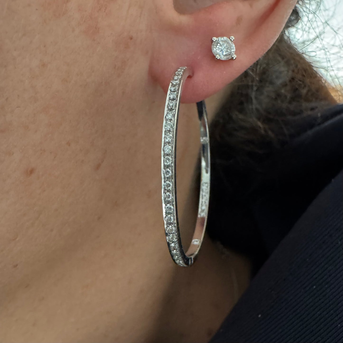 עגילי חישוק זהב 18 קראט, משובצים יהלומים לכל אורכם בחזית ובחלק הפנימי.