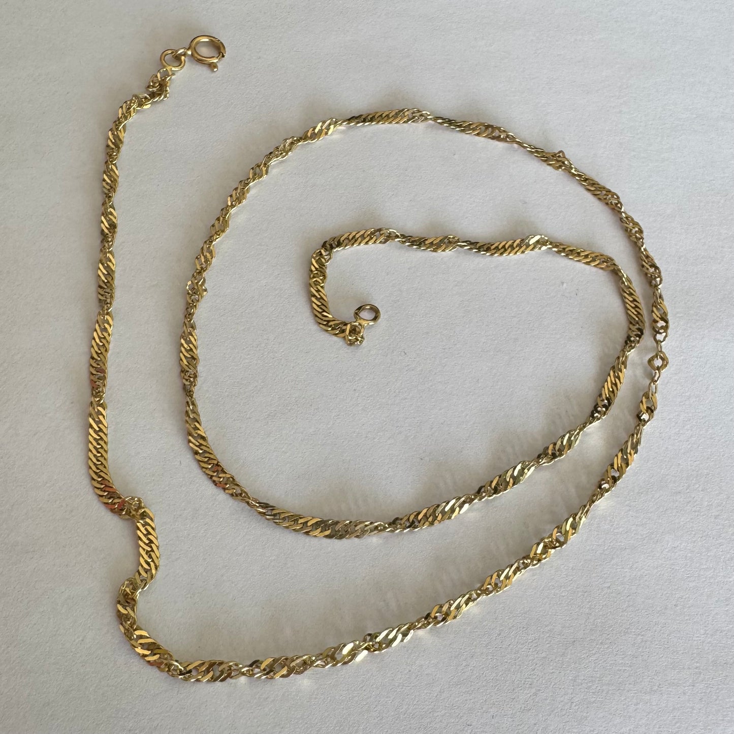 שרשרת זהב צהוב 14 קראט בעיצוב חוליות מסובבות ועדינות שמעניקות לה ברק ותנועה. 