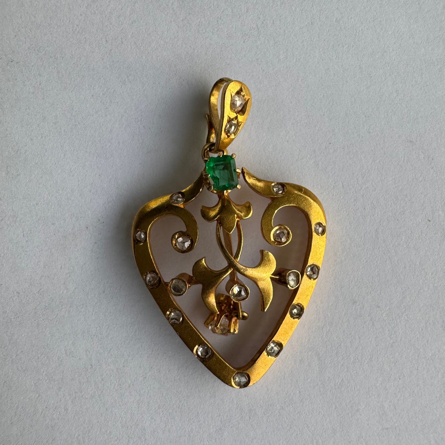 תליון זהב צהוב 18 קראט ״לב״ משובץ אבן אמרלד ויהלומים