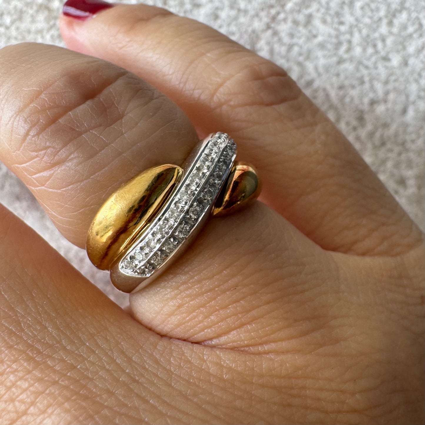 טבעת וינטג’ של המותג היוקרתי H.Stern, זהב 18 קראט בשילוב זהב צהוב ולבן משובצת שורת יהלומים