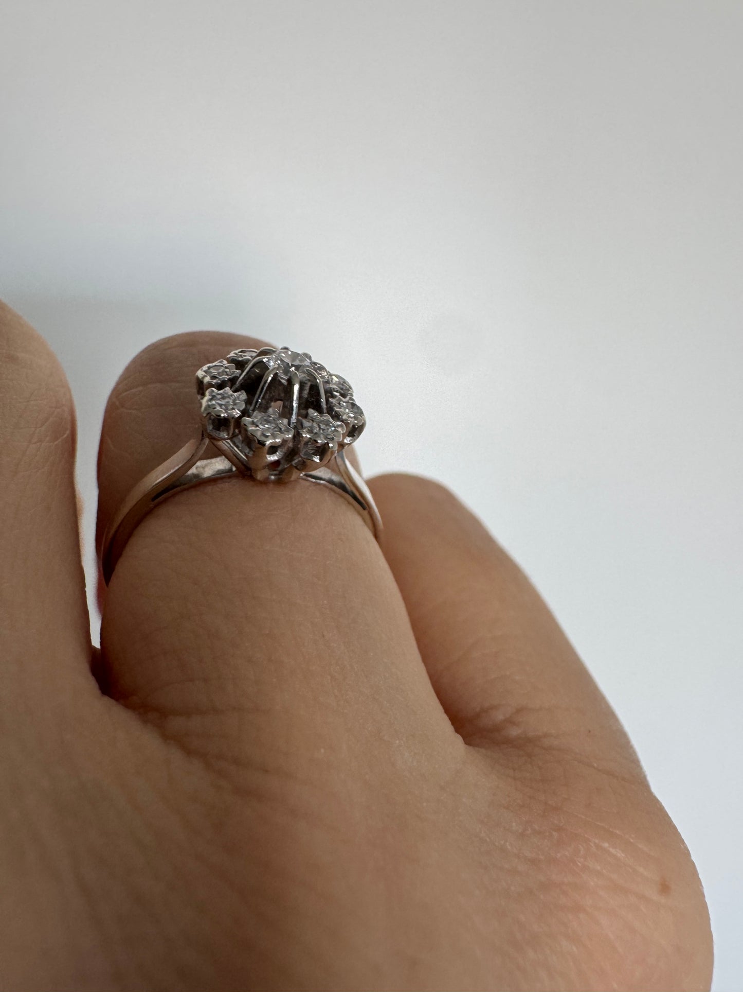 18K gold ring set with Diamonds