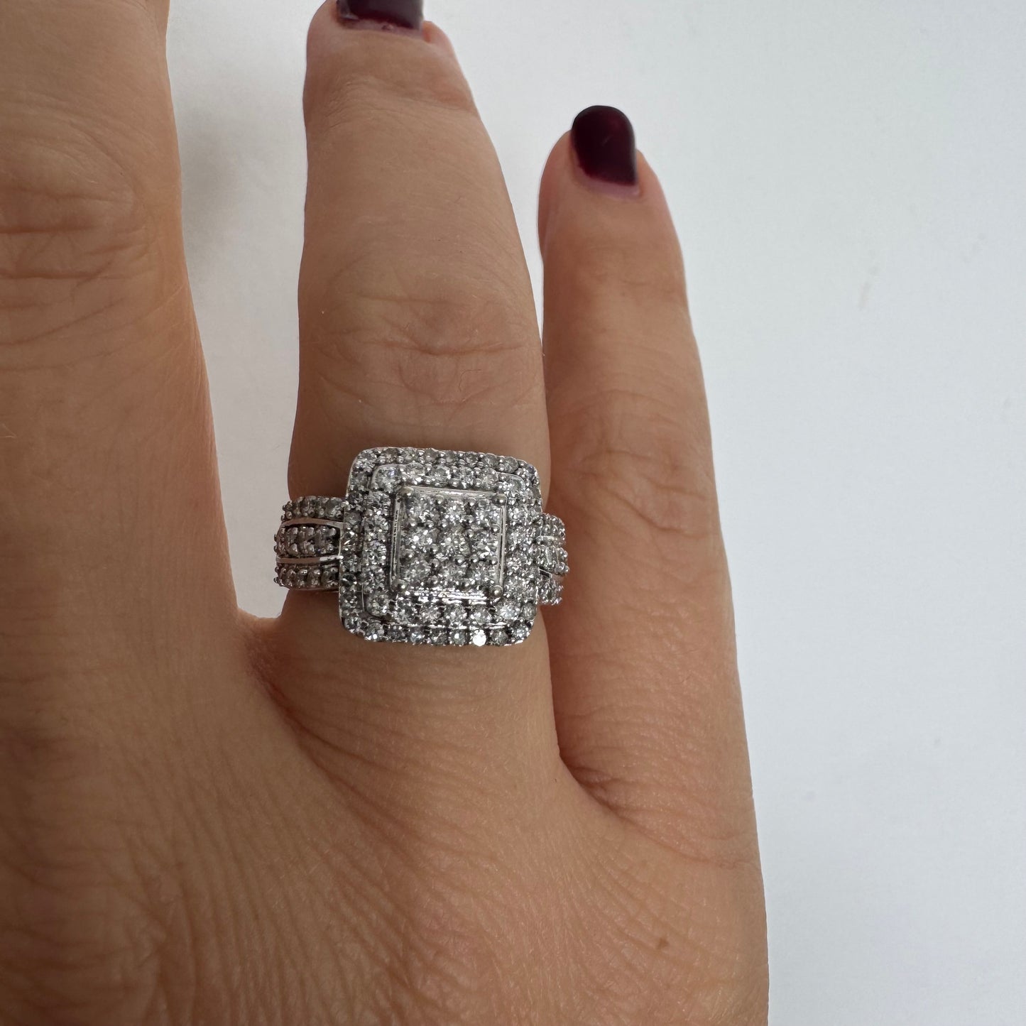 טבעת זהב לבן 10 קראט משובצת יהלומים בעיצוב מרובע עוצמתי.
