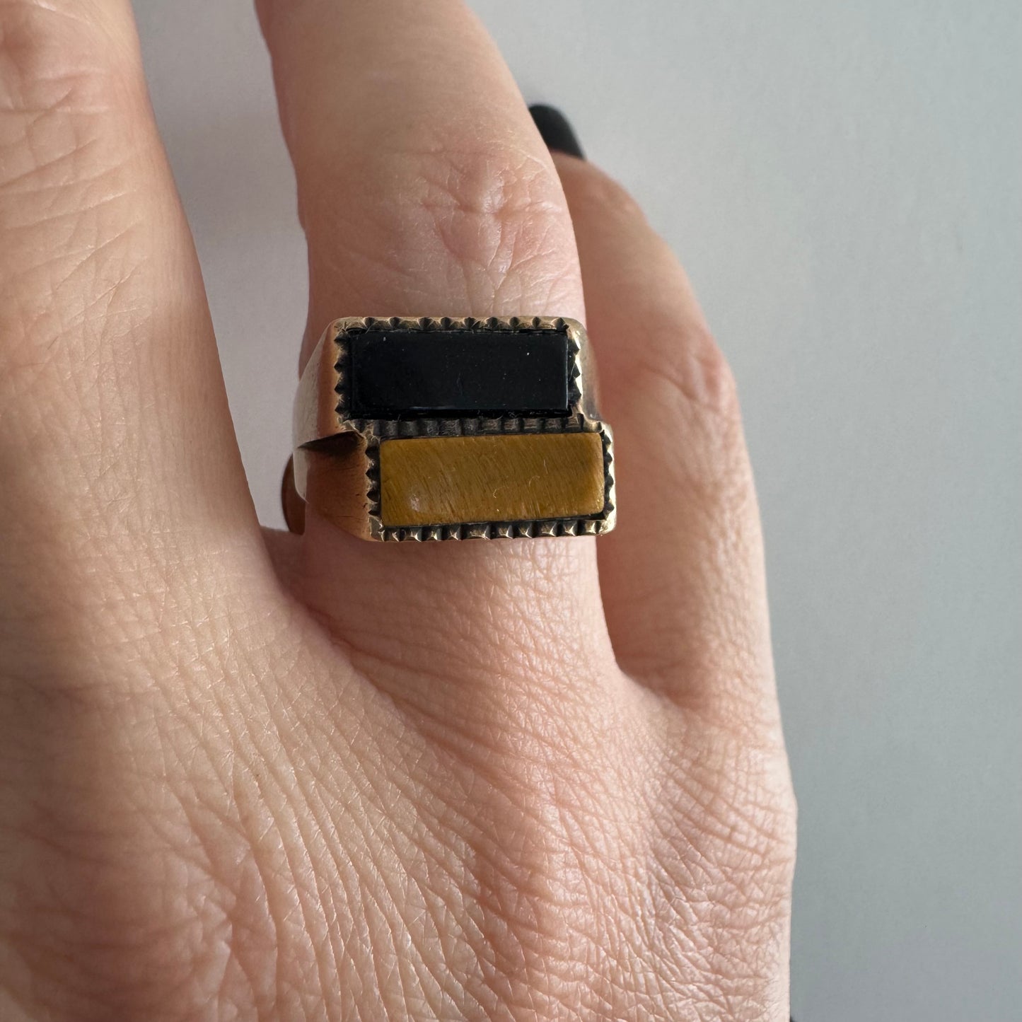 טבעת זהב צהוב 9 קראט משובצת אבן אוניקס בצבע שחור ואבן ״עין הנמר״